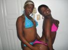Zwei geile schwarze Lesben im Bikini